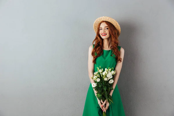 Pelirroja mujer joven con flores . —  Fotos de Stock