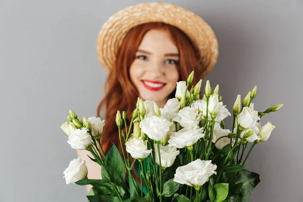 Фото элегантной женщины 20 лет с рыжими волосами в соломенной шляпе — стоковое фото