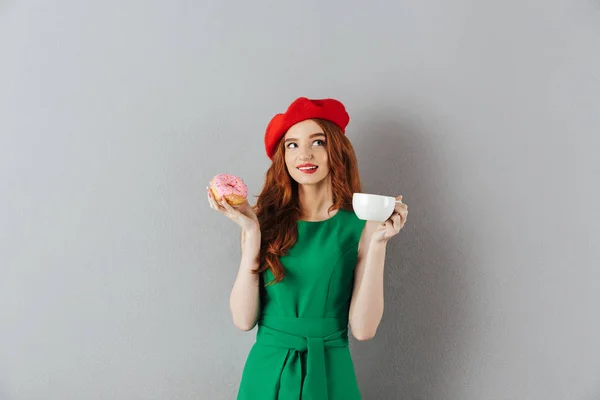 Retrato de una hermosa joven con cabello de jengibre vistiendo rojo b — Foto de Stock