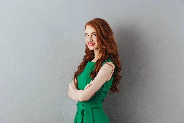 Redhead mladá dáma v zelených šatech. — Stock fotografie