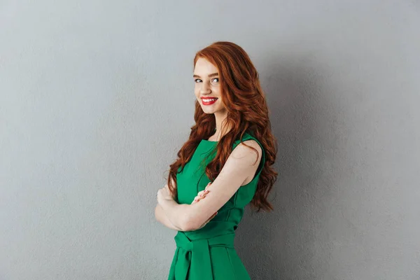 Ruiva jovem senhora em vestido verde . — Fotografia de Stock