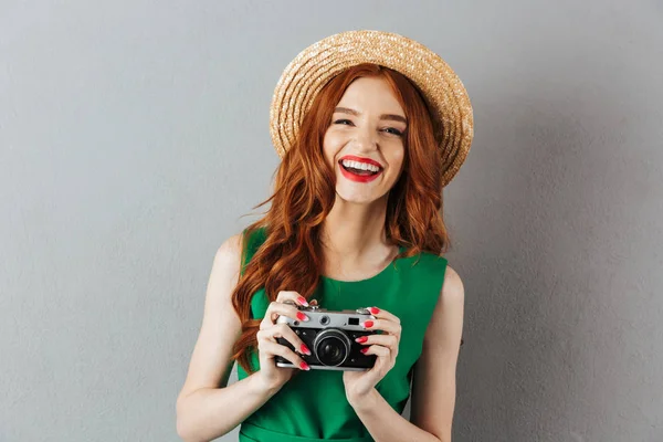 Рыжая юная смеющаяся женщина-фотограф — стоковое фото