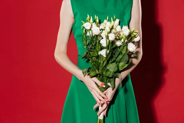 Photo recadrée de jeune fille en robe verte avec des fleurs . — Photo