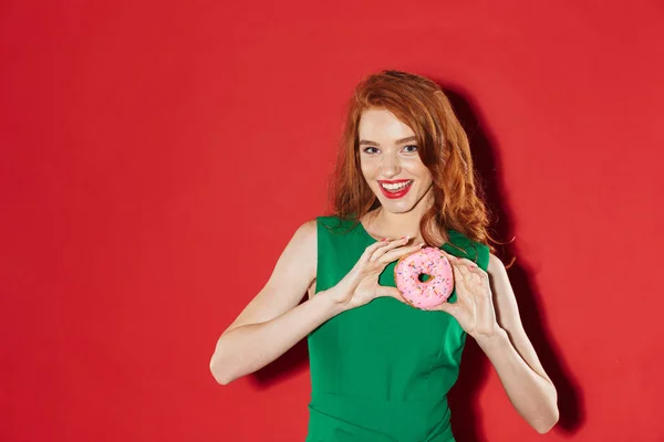 Joven pelirroja feliz chica con donut — Foto de Stock