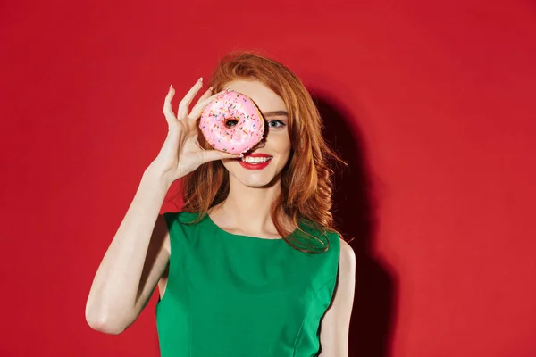 Unga rödhårig glad flicka med donut — Stockfoto