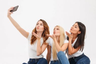 Üç genç sevimli güzel kız arkadaş selfie telefonla.