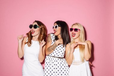 Üç heyecanlı genç kadın etek giydiğini portresi