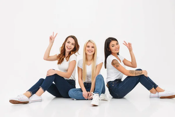 Tres jóvenes felices chicas lindas amigas — Foto de Stock