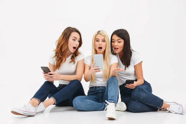 Tres jóvenes impactados chicas guapas amigos charlando — Foto de Stock