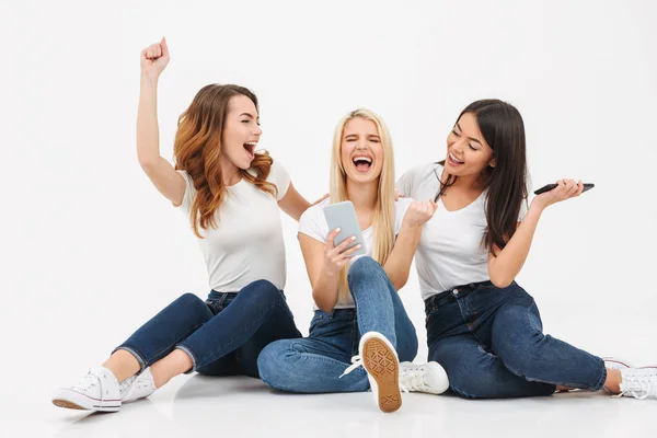 Três jovens animado gritando meninas bonitas amigos conversando — Fotografia de Stock