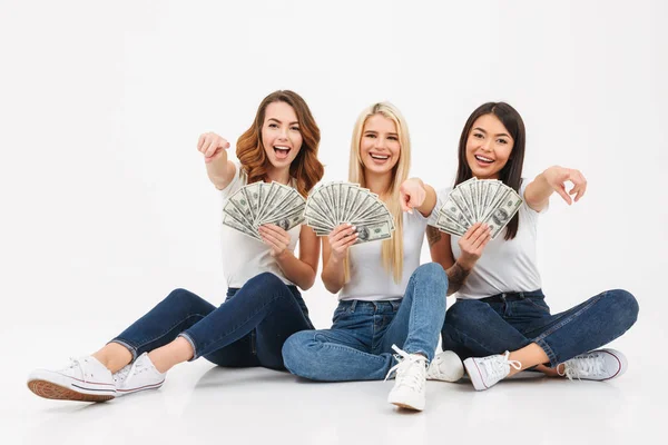 Niedliche hübsche Mädchen Freunde zeigen Geld zeigen. — Stockfoto