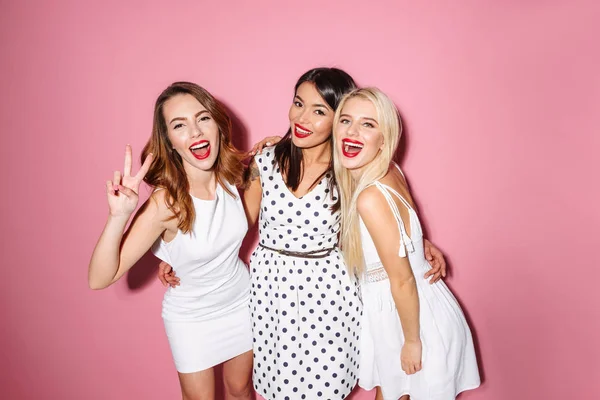 Tres jóvenes felices mostrando un gesto de paz —  Fotos de Stock