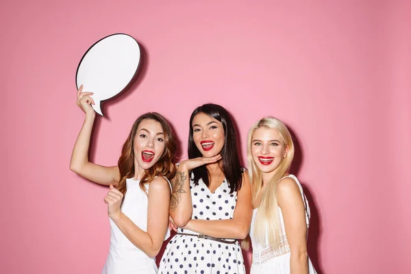 Портрет трьох щасливих молодих жінок у сукнях — стокове фото