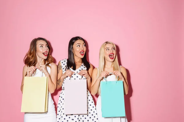 Retrato de três jovens mulheres felizes vestindo vestidos — Fotografia de Stock