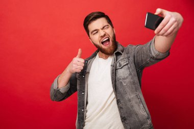Selfie smartphone yapma ve başparmak gösterilmesini oynak adam