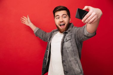 Mutlu sakallı adam selfie smartphone ve presents boşaltmak yapma