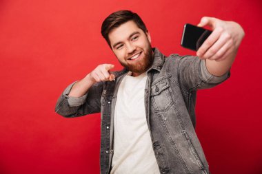 Kameraya dönük ve selfie smartphone yapma adam gülümseyen