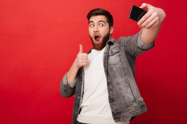 Selfie smartphone yapma ve başparmak gösterilmesini neşeli adam