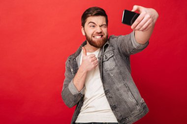 Selfie smartphone yapma ve başparmak gösterilmesini komik adam