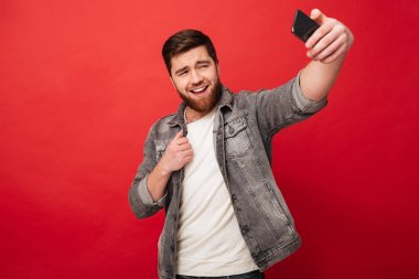 Selfie smartpphone üzerinde yapma adam Pleased görüntüsünü sakallı