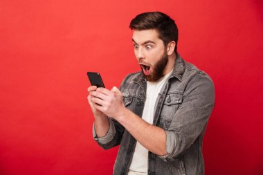 Şok sakallı adam açık ağız ile akıllı mesaj yazma