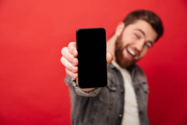 Jean ceket gösteren sakallı neşeli adam fotoğrafı bl odaklı
