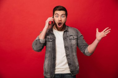 İyimser adam 30'lu ifade sürpriz ya da zafer fac üzerinde heyecanlı