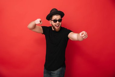 Tıraşsız genç adam siyah güneş gözlüğü ve şapka SMI görüntü