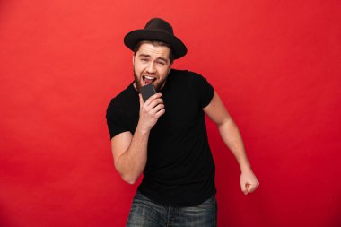 Rahat ve siyah şapka şarkı neşeli sakallı adam görüntüsünü ve 