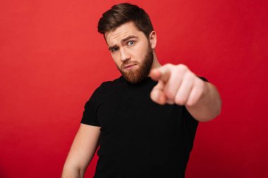 Görüntü kas sıkı adam 30'lu giyiyor rahat siyah t-shirt po