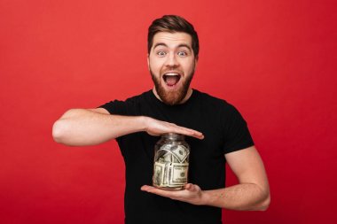 Sakallı adam kavanoz para dolu tutarak çığlık