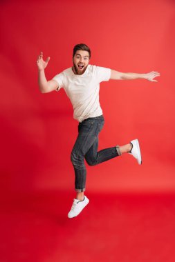 Heyecanlı duygusal sakallı adam atlama