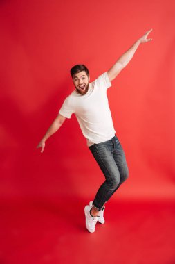 Sakallı adam dans heyecanlı. Görünümlü kamera.