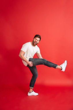 Heyecanlı sakallı adam izole atlama