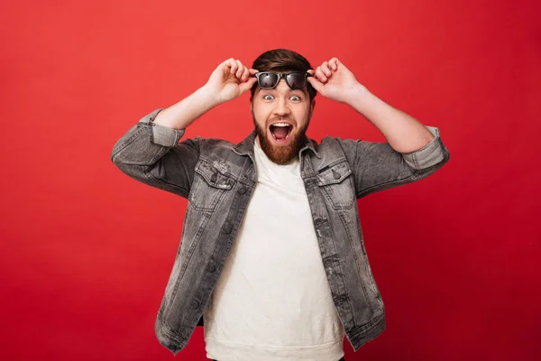 Portrait of joyful stylish man 30s smiling and looking on camera — Stock Photo, Image