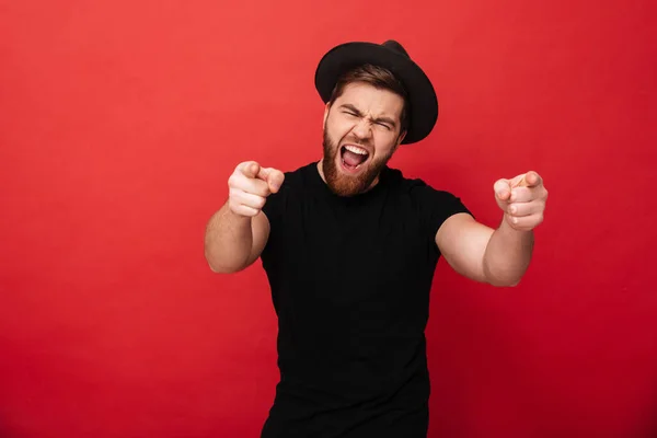 Kuva emotionaalinen fancy kaveri yllään musta t-paita ja hattu havin — kuvapankkivalokuva