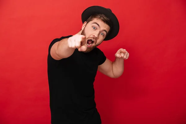 Imagen de un hombre guapo y alegre con camiseta negra y sombrero h —  Fotos de Stock