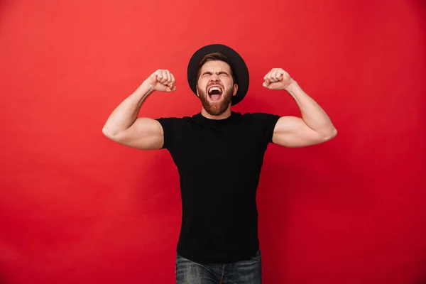 Retrato de homem feliz extático em roupa preta gritando e cle — Fotografia de Stock