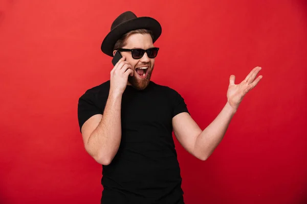 Porträtt av stilig man 30s solglasögon klädd i svart t-shirt — Stockfoto