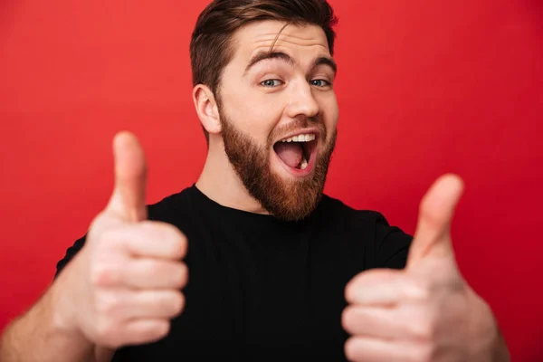 Фото крупным планом положительного бородатого человека в черной футболке Express — стоковое фото