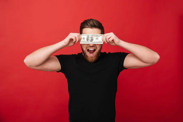 Foto av underhållande glada mannen i svart t-shirt som täcker ögonen med — Stockfoto