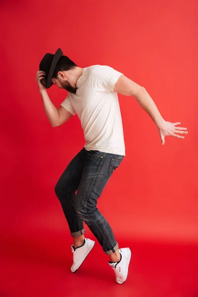 Sakallı adam giyen şapka dans izole. — Stok fotoğraf