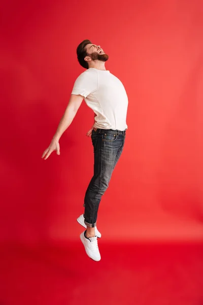 Heyecanlı sakallı adam havaya kaldırmak izole — Stok fotoğraf