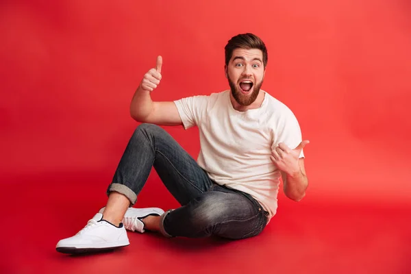 Homem barbudo feliz mostrando polegares para cima . — Fotografia de Stock