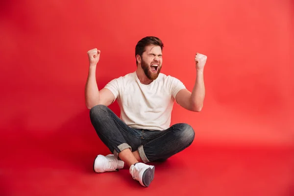 Homem barbudo emocional mostrando gesto vencedor . — Fotografia de Stock