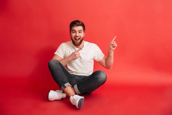 Sonriente hombre barbudo señalando . — Foto de Stock