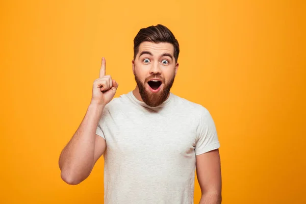 Retrato de un hombre barbudo excitado señalando con el dedo —  Fotos de Stock