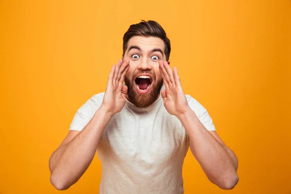 Portrét šťastný vousatý muž křičí — Stock fotografie
