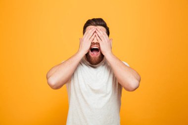 Gözleri kapsayan bir neşeli sakallı adam portresi