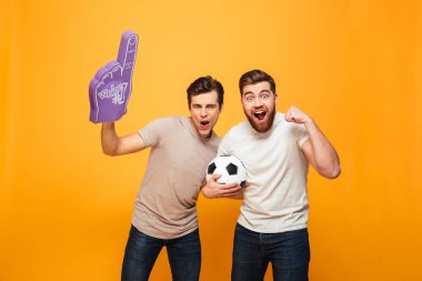 Futbol topu tutan iki neşeli genç adam portresi